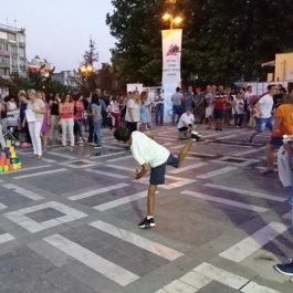 Η «Πολύχρωμη Παλέτα» πλημμύρισε την πλατεία Ελευθερίας Δράμας με χρώματα και μουσική